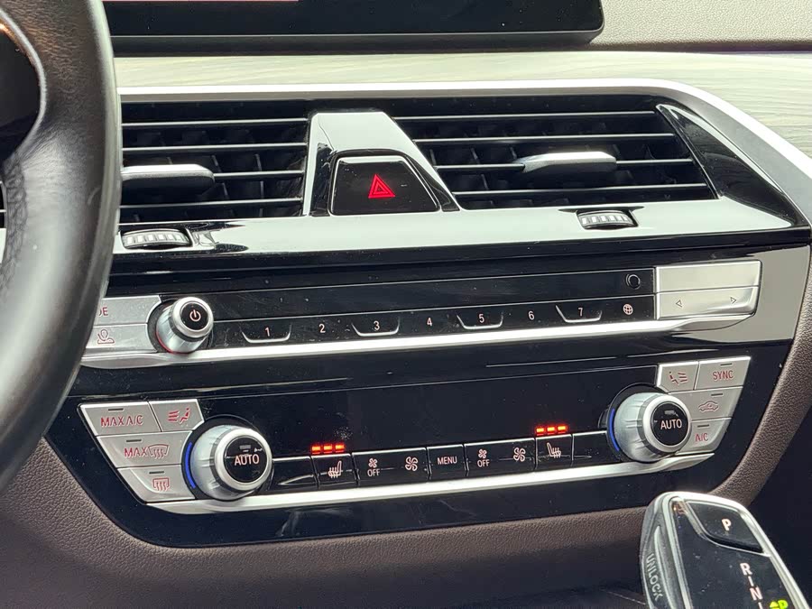BMW 5 Series 2020 — фото 10