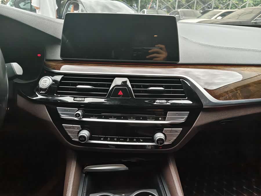 BMW 5 Series 2019 — фото 15
