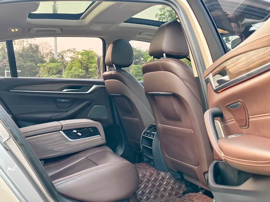 BMW 5 Series 2020 — фото 16