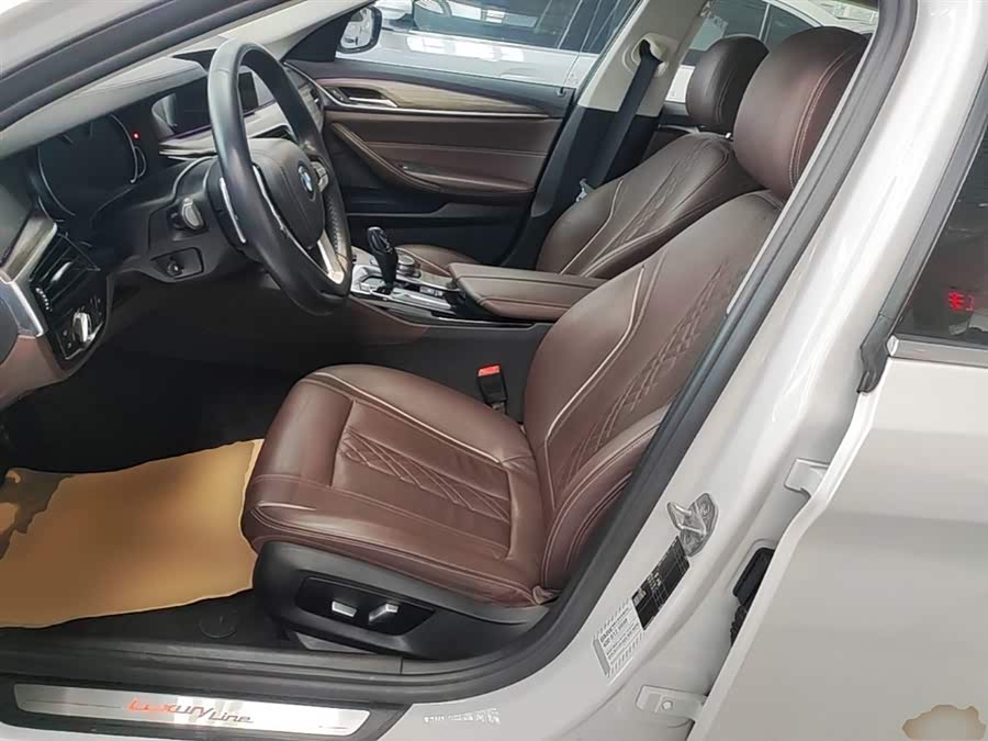 BMW 5 Series 2018 — фото 15