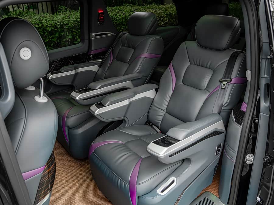 Mercedes-Benz V-Class 2022 — фото 11