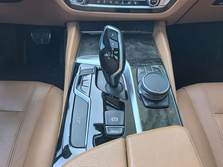 BMW 5 Series 2018 — фото 12