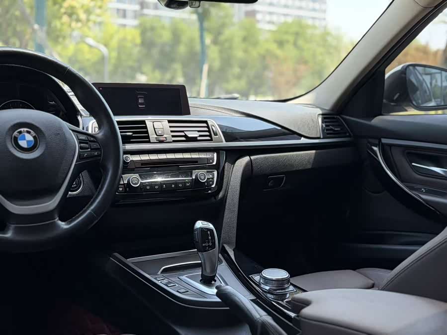 BMW 3 Series 2019 — фото 16