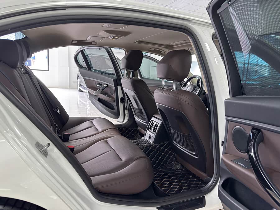 BMW 3 Series 2019 — фото 11