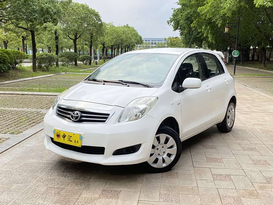 Toyota Yaris L 2011