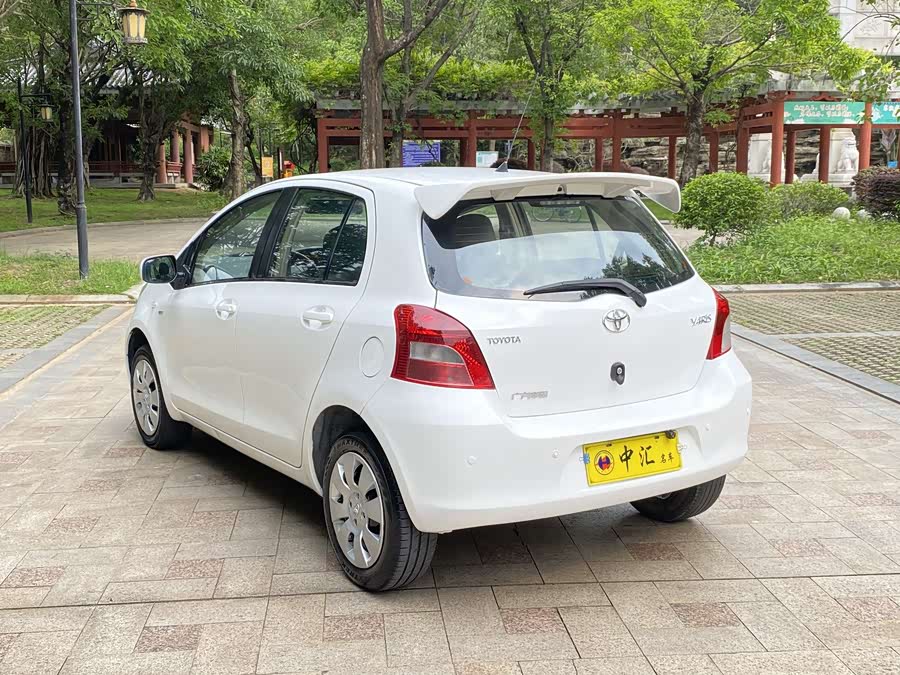 Toyota Yaris L 2011