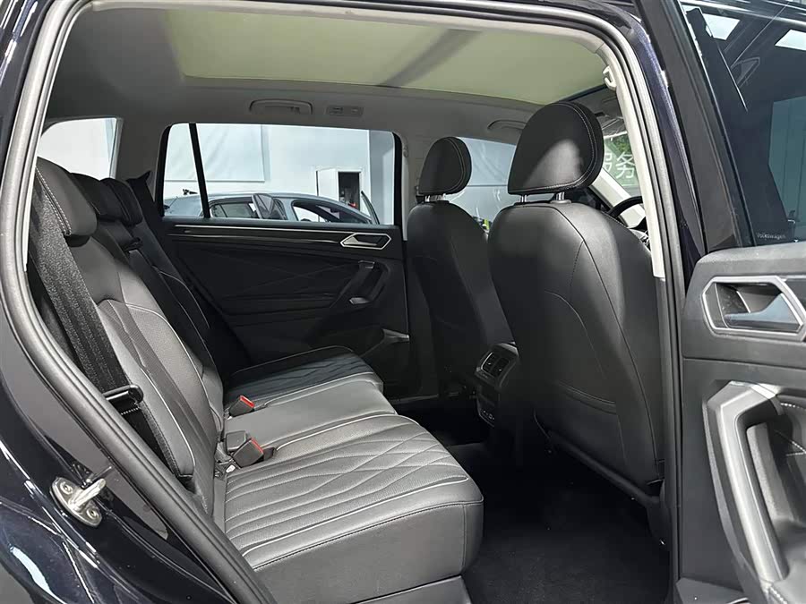 Volkswagen Tiguan L 2023 — фото 17