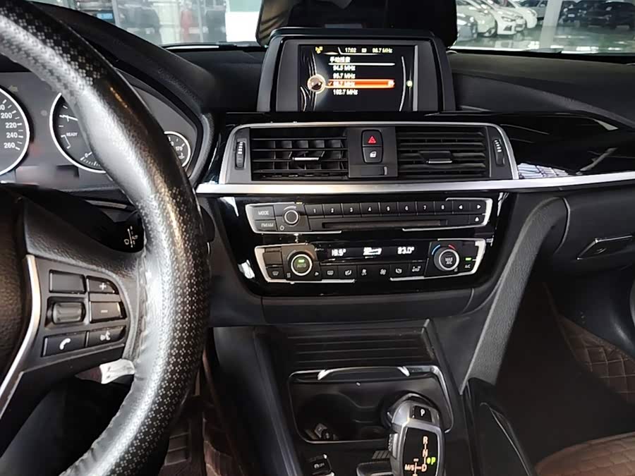 BMW 3 Series 2017 — фото 10