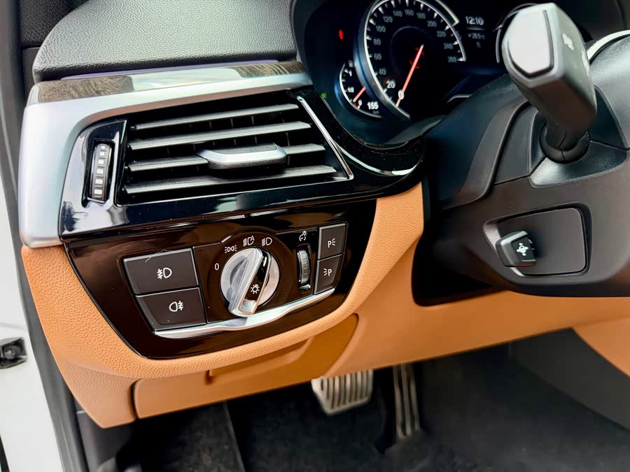 BMW 5 Series 2018 — фото 14