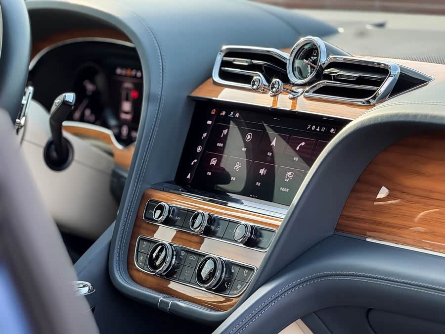Bentley Bentayga 2021 — фото 12