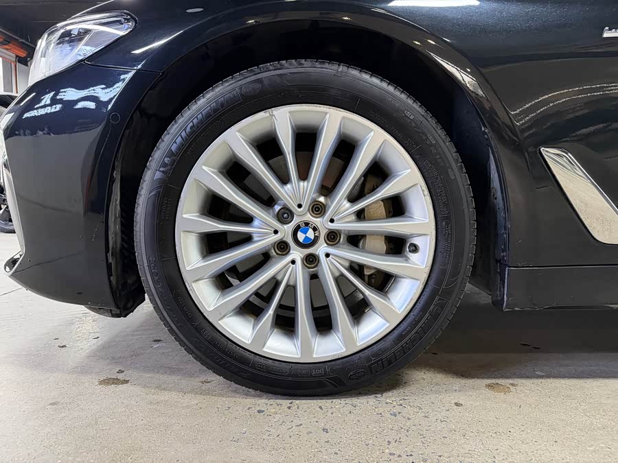 BMW 5 Series 2018 — фото 24