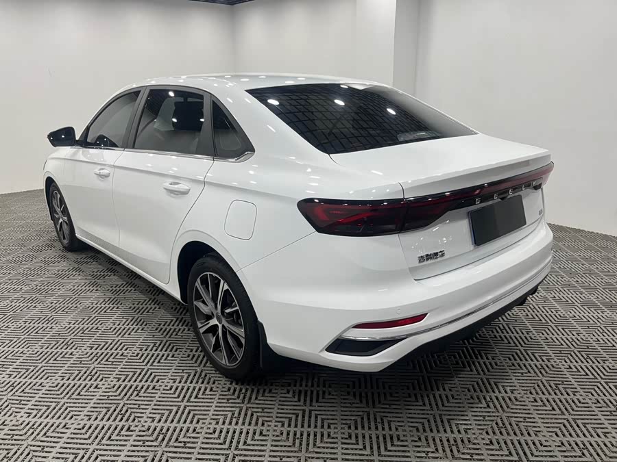 Geely Emgrand 2022