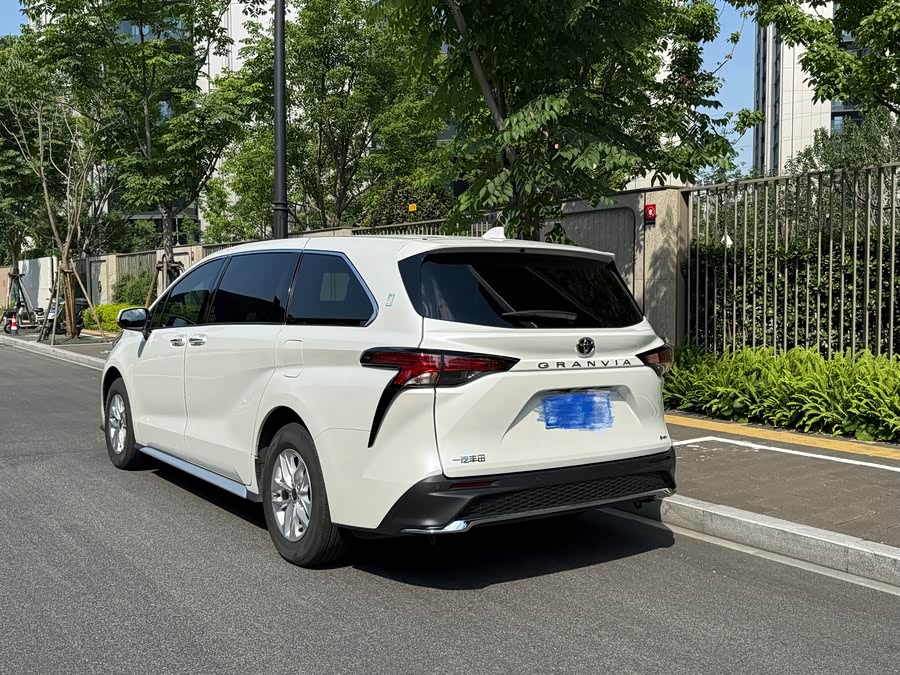 Toyota Granvia 2024