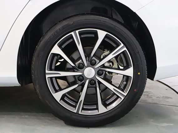Geely Emgrand 2025 — фото 10