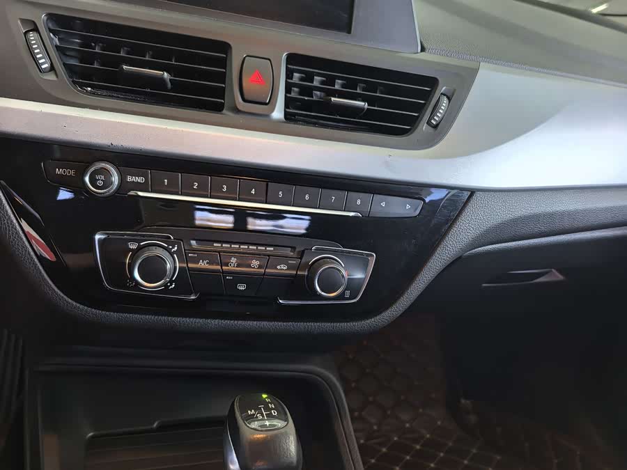 BMW 1 Series 2017 — фото 10