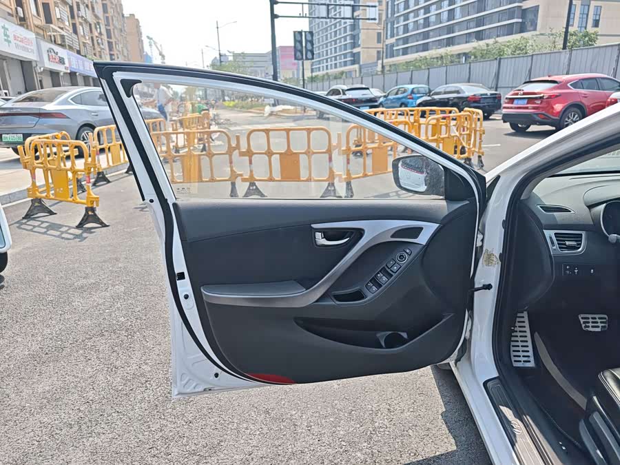 Hyundai Elantra 2016 — фото 13