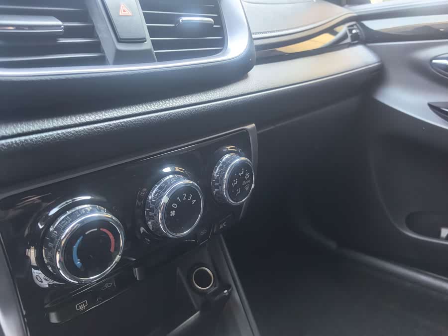 Toyota Yaris L 2022 — фото 9