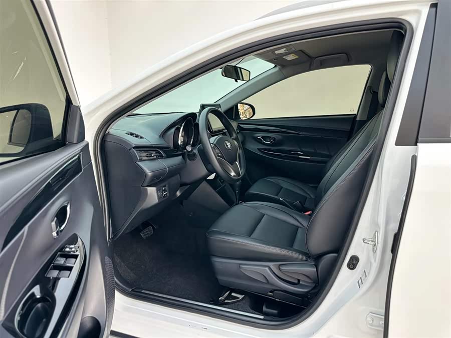 Toyota Yaris L 2022 — фото 13