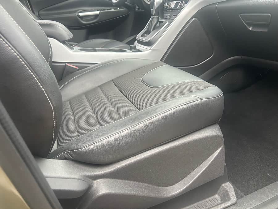 Ford Kuga 2015 — фото 28