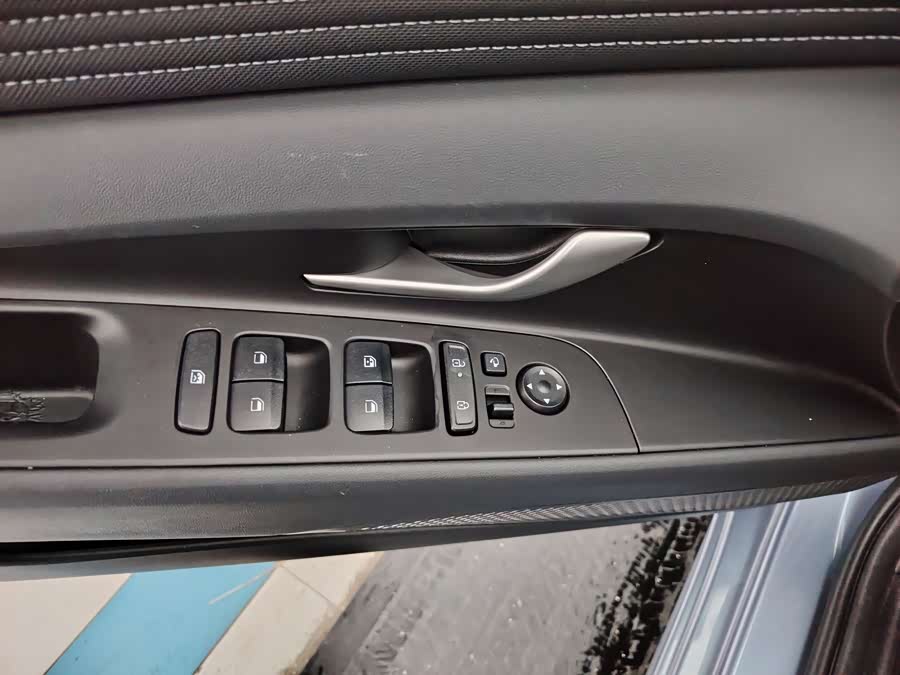 Hyundai Elantra 2023 — фото 17