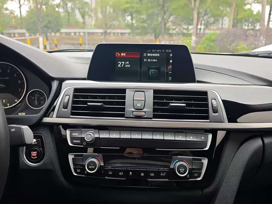 BMW 3 Series 2018 — фото 11