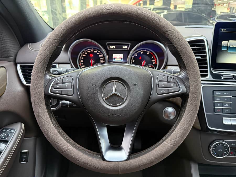 Mercedes-Benz GLE 2016 — фото 10