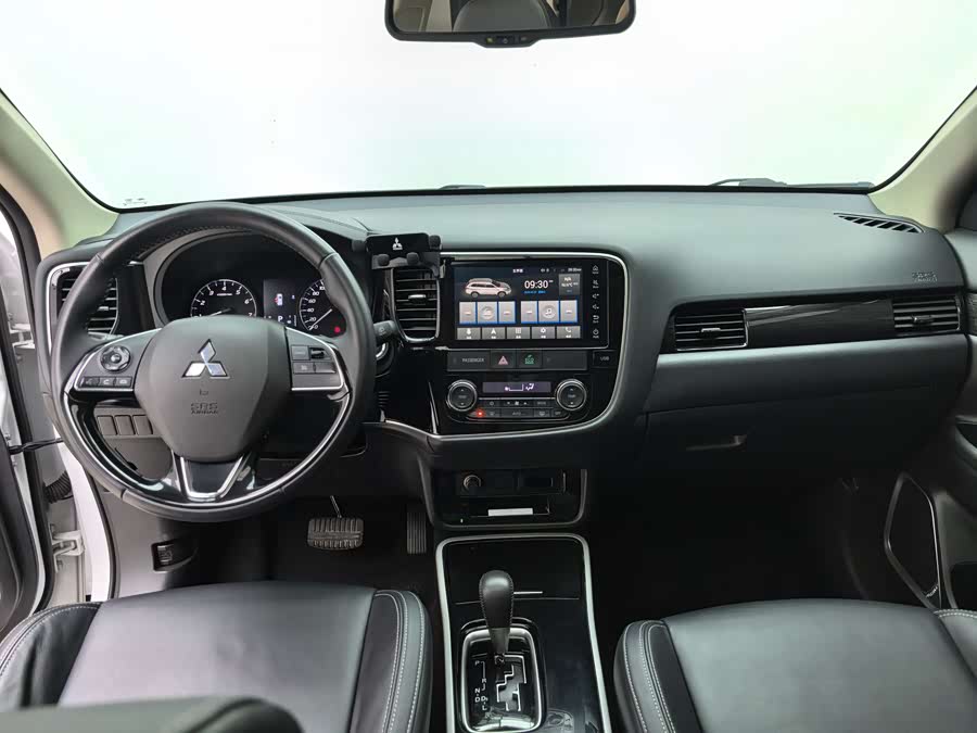 Mitsubishi Outlander 2020 — фото 13