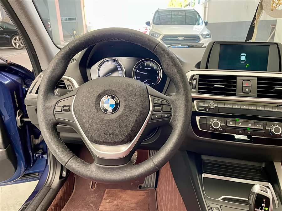 BMW 1 Series 2018 — фото 11