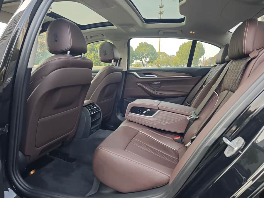 BMW 5 Series 2018 — фото 10