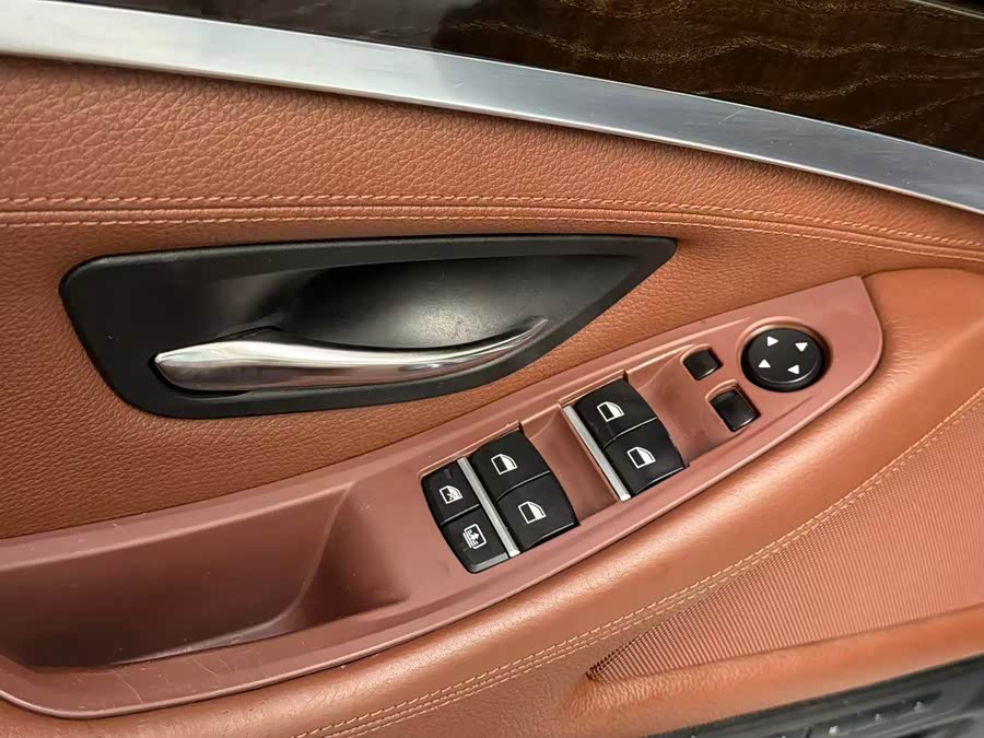 BMW 5 Series 2015 — фото 16