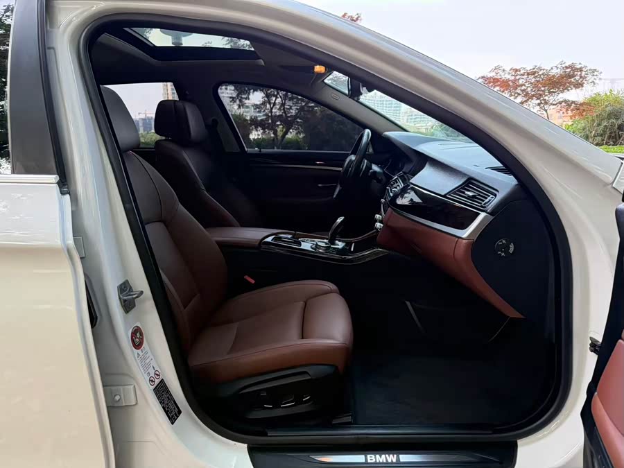BMW 5 Series 2015 — фото 19
