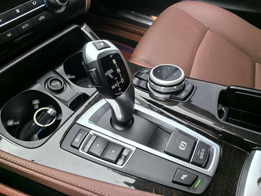 BMW 5 Series 2017 — фото 11