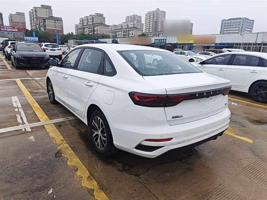 Geely Emgrand 2022
