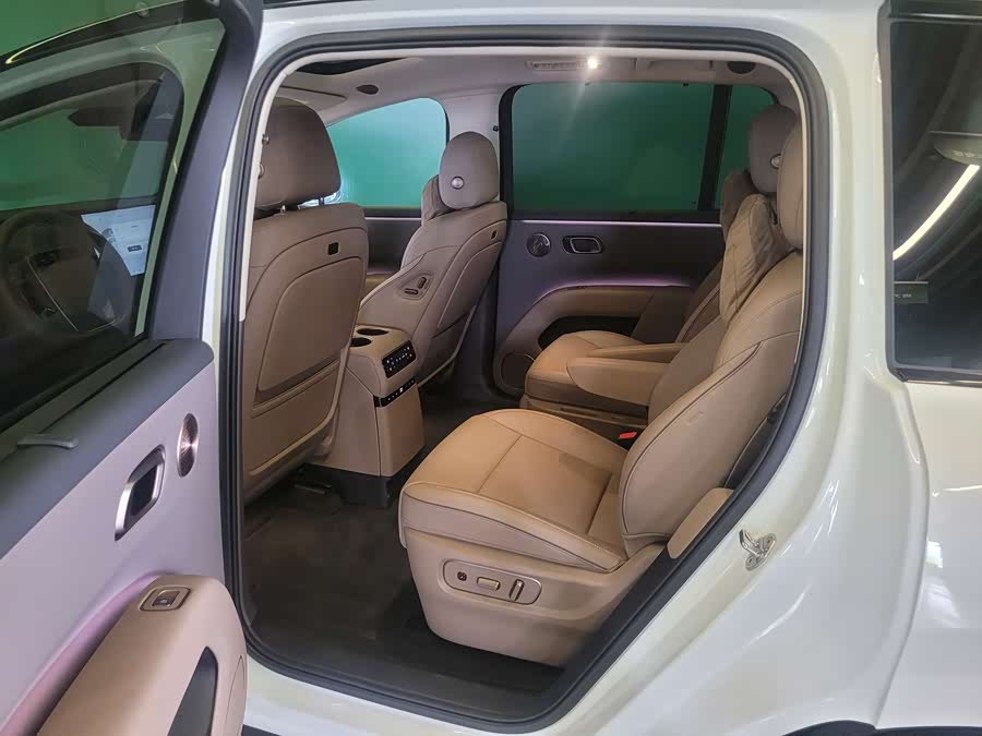 Li Auto i8 2025