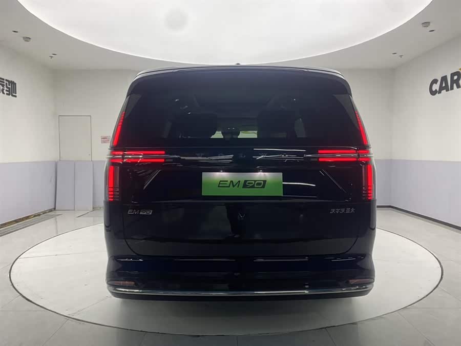 Volvo EM90 2025