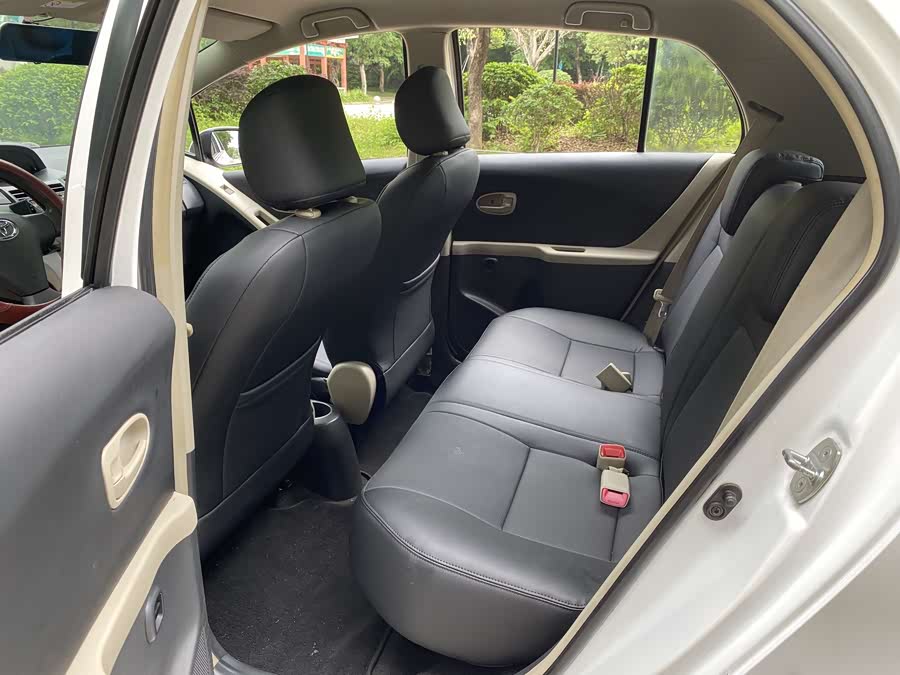 Toyota Yaris L 2011