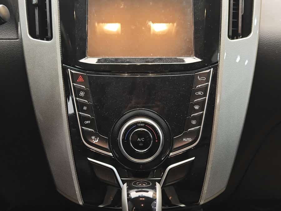 Luxgen You6 SUV 2016 — фото 16