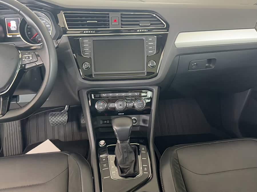 Volkswagen Tiguan L 2018 — фото 12