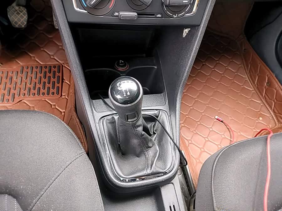 Volkswagen Jetta 2015 — фото 14