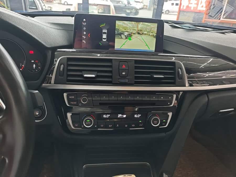BMW 3 Series 2018 — фото 13