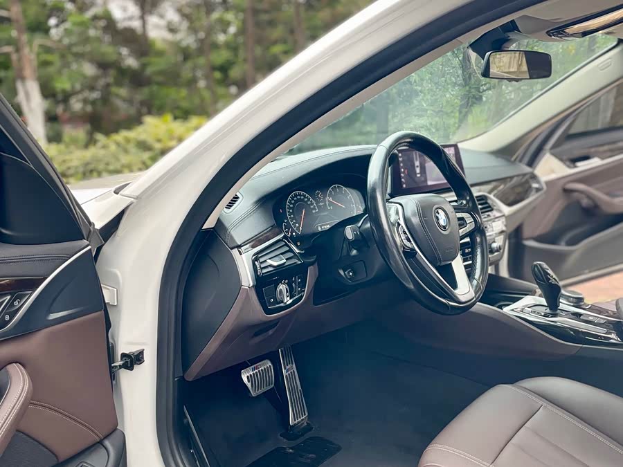 BMW 5 Series 2019 — фото 20