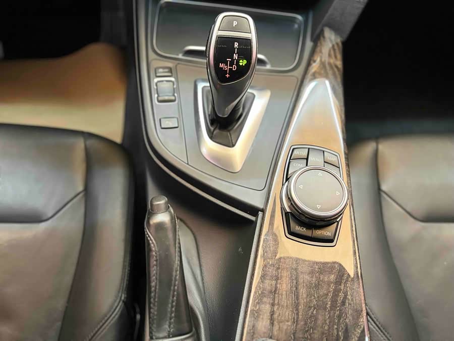 BMW 3 Series 2017 — фото 18