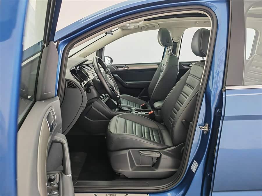 Volkswagen Touran 2018 — фото 10
