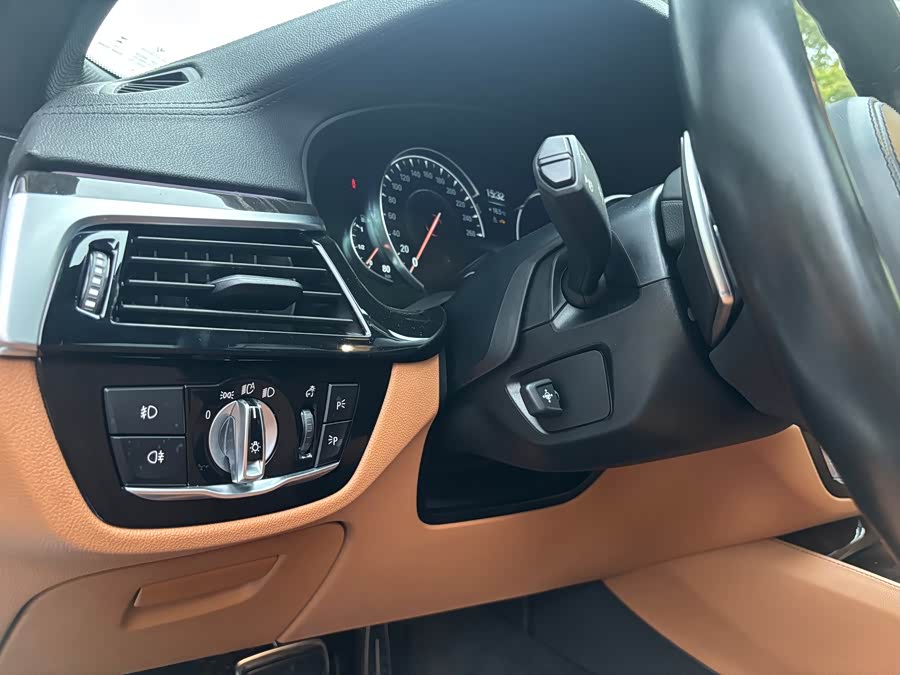 BMW 5 Series 2018 — фото 16