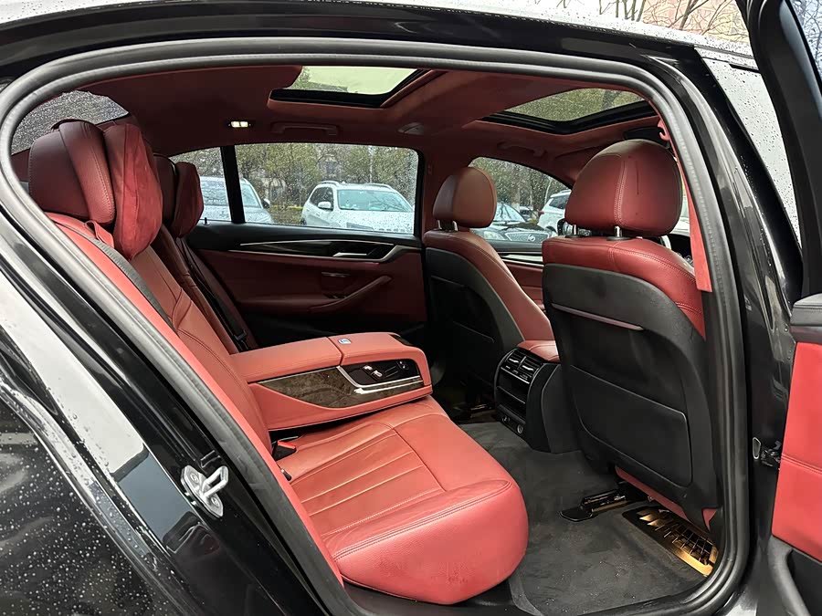 BMW 5 Series 2019 — фото 10