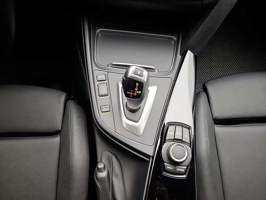 BMW 3 Series 2018 — фото 12