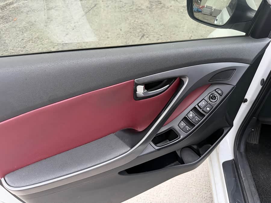 Hyundai Elantra 2016 — фото 13