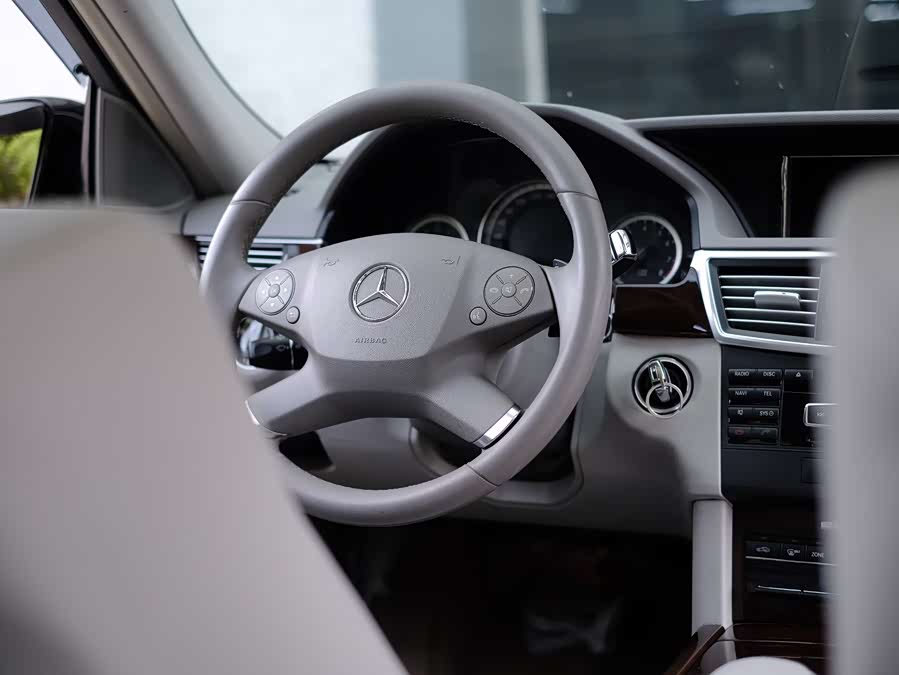 Mercedes-Benz E-Class 2012 — фото 19