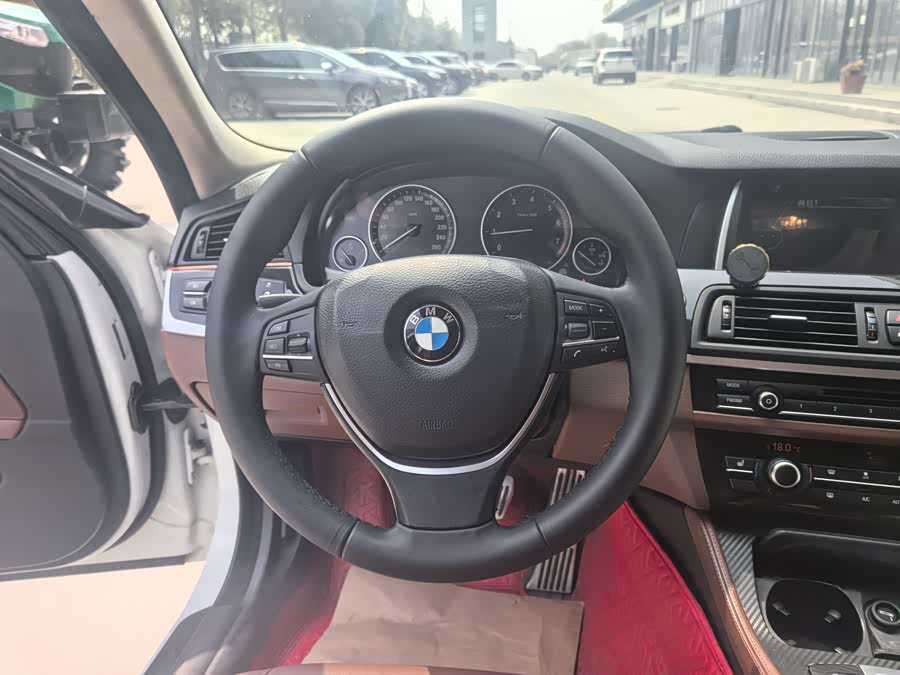 BMW 5 Series 2017 — фото 24