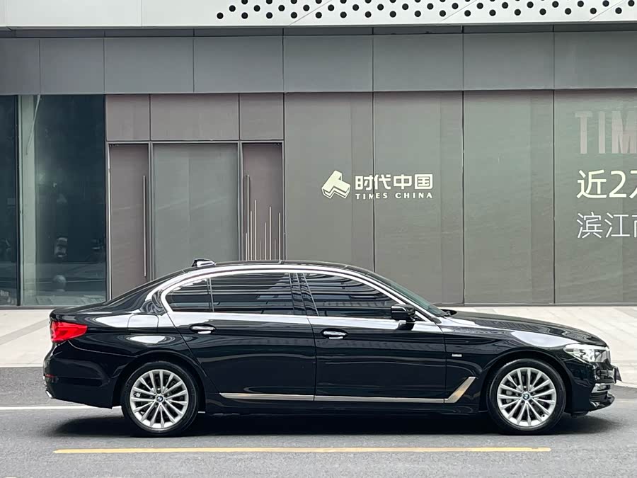 BMW 5 Series 2018 — фото 10